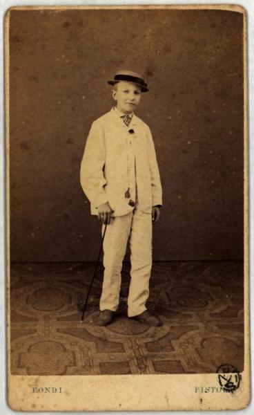 Ritratto infantile - Bambino in abito chiaro con paglietta e bastone da passeggio