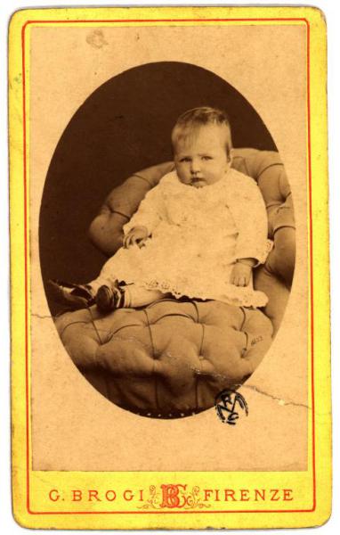Ritratto infantile - Bambino seduto su una poltrona