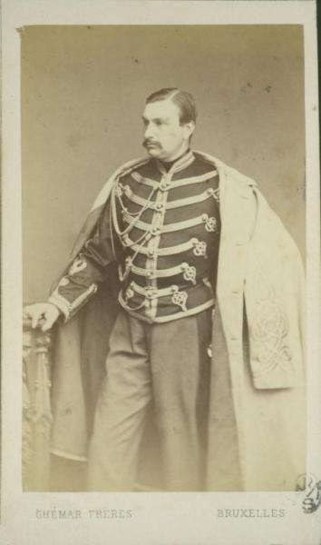 Ritratto maschile - Militare - Nobile in uniforme con alamari e capotto sulle spalle