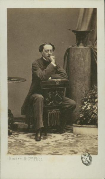 Ritratto maschile - Uomo seduto a cavalcioni su una sedia
