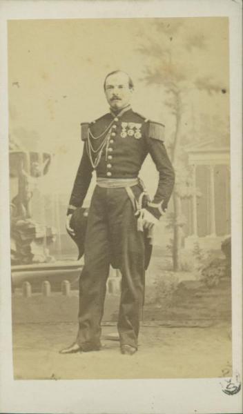Ritratto maschile - Militare - Nobile in uniforme con medaglie, in piedi