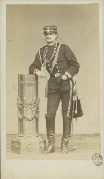 Ritratto maschile - Militare - Ufficiale con berretto appoggiato a un pilastro