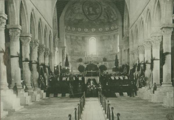 Cerimonia della traslazione della salma del Milite Ignoto - Aquileia - Basilica - Navata centrale - Soldati, bersaglieri e autorità civili presso l'altare maggiore