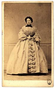 Ritratto femminile - Donna in abito con fiocchi