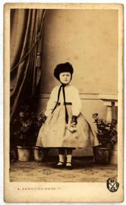 Ritratto infantile - Bambina con cappello e borsetta