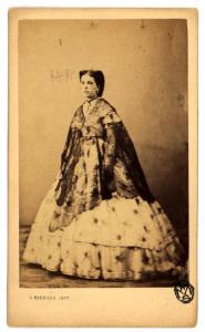 Ritratto femminile - Donna in abito chiaro con ricami e velo ricamato