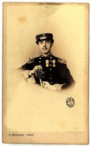 Ritratto maschile - Militare - Giovane ufficiale seduto con medaglie sull'uniforme