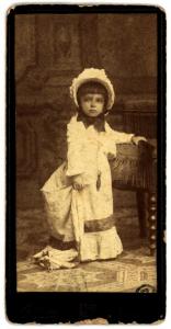 Ritratto infantile - Bambina in abito lungo bianco e cuffia