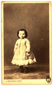 Ritratto infantile - Bambina con cerchietto tra i capelli