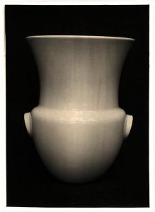 Laveno - Società Ceramica Italiana. (?) Guido Andloviz, vaso in ceramica bianca.