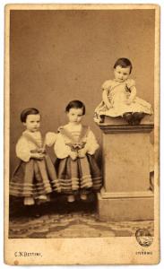 Ritratto di famiglia (?) - Tre bambine, tra cui la più piccola seduta su un piedistallo. A lato due gemelle (?).