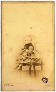 Ritratto infantile - Bambina in abito a quadri