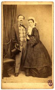 Ritratto di coppia - Uomo con baffi e donna con cuffia, entrambi in piedi