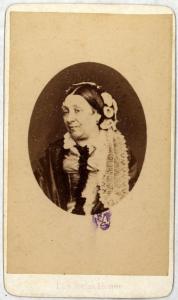 Ritratto femminile - Anziana con acconciatura con fiori e merletto