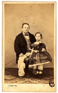 Ritratto di famiglia - Uomo seduto con bambina in piedi