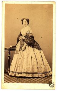 Ritratto femminile - Donna in abito chiaro con scialle di pizzo scuro