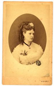 Ritratto femminile - Donna in abito scollato con acconciatura con fiori