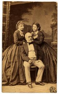 Ritratto di famiglia - Padre seduto in mezzo alle due figlie in piedi