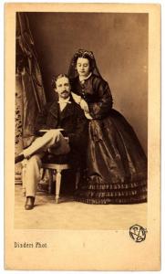 Ritratto di coppia - Uomo seduto e donna con velo in testa in piedi