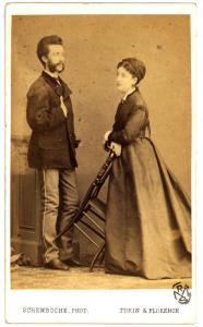 Ritratto di coppia - Uomo e donna in piedi, uno di fronte all'altra