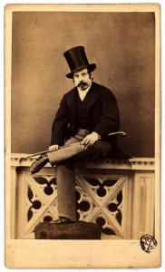 Ritratto maschile - Uomo con cappello a tuba seduto su una balaustra