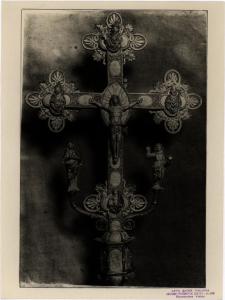 Vigevano - Museo del tesoro del Duomo. Croce processionale in argento dorato e lavorato contenente una reliquia della S. Croce.