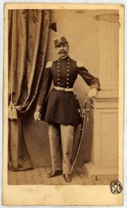 Ritratto maschile - Militare - Ufficiale in uniforme con berretto con piuma e sciabola