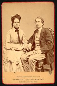 Ritratto di coppia - Uomo e donna seduti su poltroncine decorate