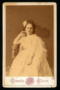 Ritratto femminile - Donna in abito chiaro, seduta su poltrona con nappe