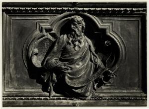 Milano - Duomo. Lodovico Pogliaghi, Santo con cartiglio, formella in bronzo del portale centrale (?) (1894-1908).