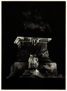 Milano - Piazza del Duomo. Ercole Rosa, monumento a Vittorio Emanuele II (1878 ca.), ripresa laterale.