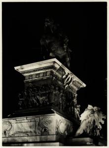 Milano - Piazza del Duomo. Ercole Rosa, monumento a Vittorio Emanuele II (1878 ca.), veduta dal basso.