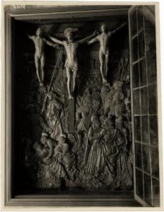 Sacro Monte - Santuario di Santa Maria del Monte (?). Crocifissione, gruppo scultoreo ligneo con sfondo a bassorilievo (XV sec).
