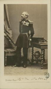 Ritratto maschile - Militare - Nobile in uniforme in piedi accanto a un tavolo con alcuni libri e una sedia