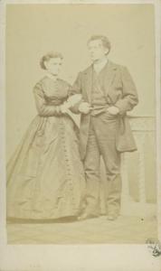 Ritratto di coppia - Uomo e donna a braccetto, in piedi