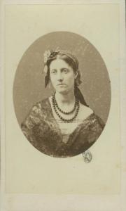 Ritratto femminile - Donna con collana a doppio filo e fiore tra i capelli