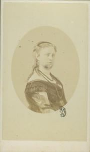 Ritratto femminile - Donna con cerchietto e boccoli