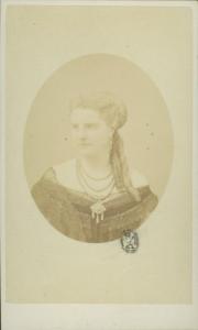 Ritratto femminile - Donna bionda con collana con pendente