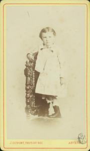 Ritratto infantile - Bambino in piedi su una sedia