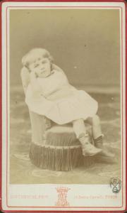 Ritratto infantile - Bambina seduta su una poltrona
