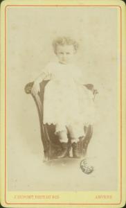 Ritratto infantile - Bambina in piedi su una sedia