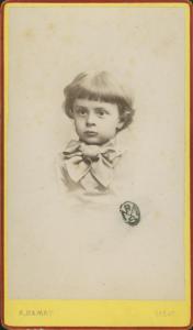 Ritratto infantile - Bambino con un grande fiocco al collo