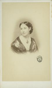 Ritratto femminile - Donna con acconciatura raccolta e medaglione al collo