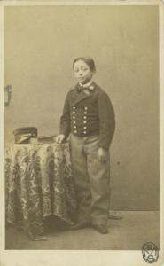 Ritratto infantile - Bambino in piedi con giubba da marinaio con berretto