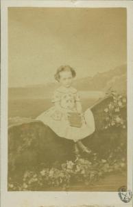 Ritratto infantile - Bambina seduta su un finto muricciolo