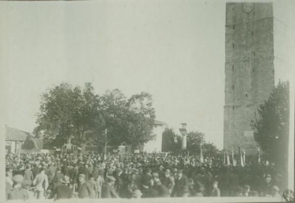 Cerimonia della traslazione della salma del Milite Ignoto - Aquileia - Piazza della Basilica - Corteo - Folla ai piedi del campanile