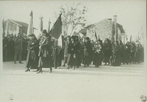 Cerimonia della traslazione della salma del Milite Ignoto - Aquileia - Testa del corteo con donne e bandiere