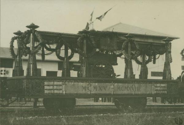 Cerimonia della traslazione della salma del Milite Ignoto - Aquileia - Stazione ferroviaria - Vagone ferroviario aperto per il trasporto della bara del Milite Ignoto con scritta "MCMXV - MCMXVIII"