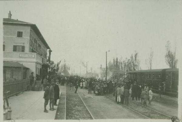 Cerimonia della traslazione della salma del Milite Ignoto - Cervignano - Stazione ferroviaria - Folla in attesa del treno con la bara del Milite Ignoto