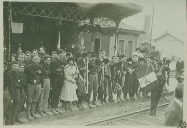 Cerimonia della traslazione della salma del Milite Ignoto - Stazione ferroviaria - Folla in attesa del passaggio del treno con la bara del Milite Ignoto